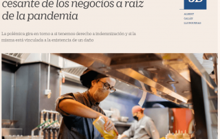 Recorte de la página web del medio Cinco Días con una foto de una cocinera en la cocina de un restaurante, con mascarilla, para ilustrar un artículo escrito por Albert Galán Llongueras, socio fundador de Perito Judicial Oficial